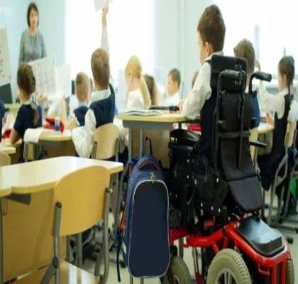 Un alumno en silla de ruedas en clase