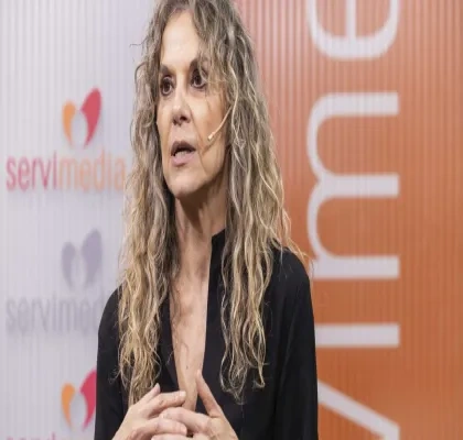 Amparo Merino hablando en Servimedia