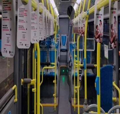 Perchas informativas en un autobús