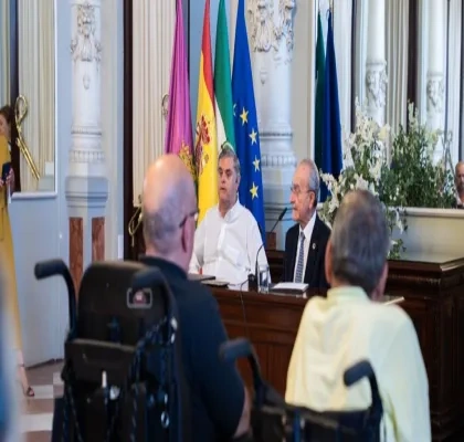 Representantes del Ayuntamiento de Málaga y Fundación ONCE