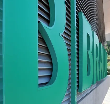 letras de la empresa en la entrada a sus oficinas centrales