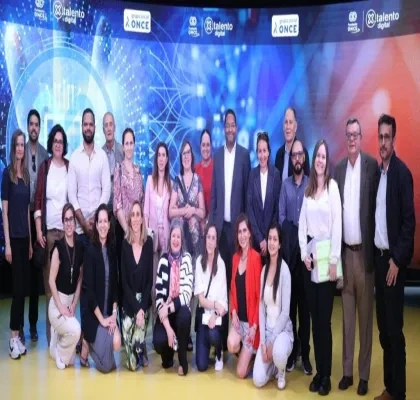 Foto de familia al final de la visita en el Hub de 'Por Talento Digital'