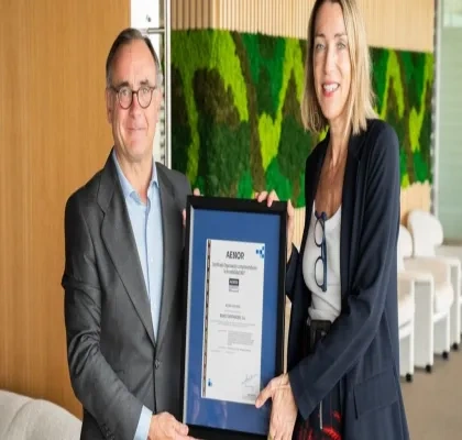 Javier Mejía (AENOR) entregando la certificación a Marta Aisa (Santander)