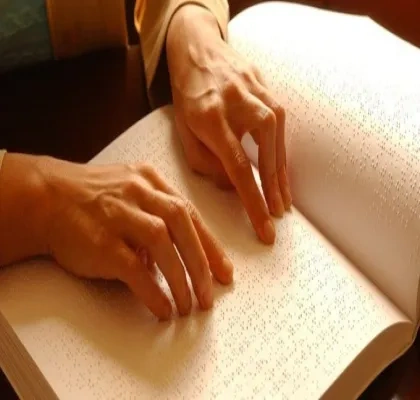 Una persona lee en braille