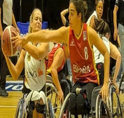 Bea Zudaire intenta robar el balón en el partido de hoy entre España y Alemania