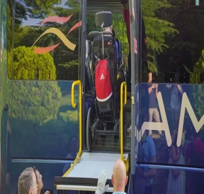 Una persona con movilidad reducida subiendo al autobús