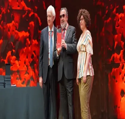 Carballeda regociendo el premio