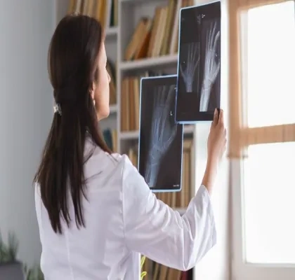 Una especialista consulta unas radiografías