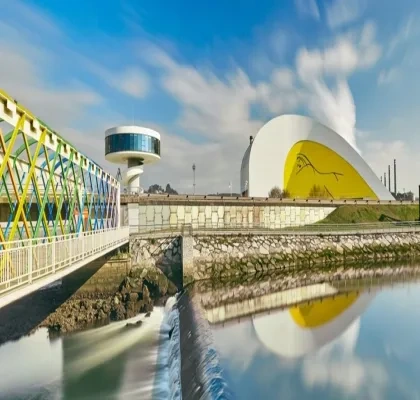 Fachada del Centro Niemeyer ubicado en Avilés