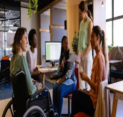Personas trabajando en una oficina