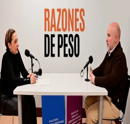 El presidente del CERMI y la reportera del programa mientras hacen el podcast