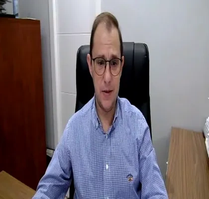 Un hombre durante una ponencia virtual sentado en su silla