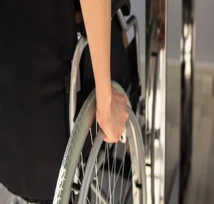 Una persona en silla de ruedas