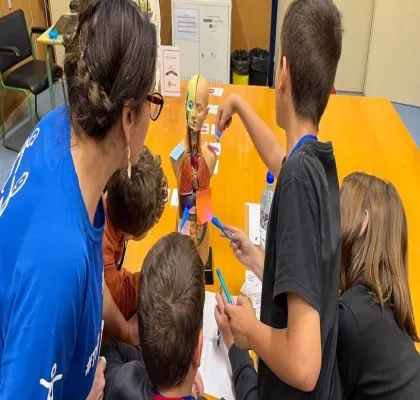 Alumnos realizando actividades en el aula de clase