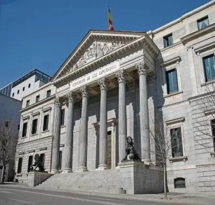 Fachada exterior principal del Congreso de los Diputados, en la entrada de los dos leones.