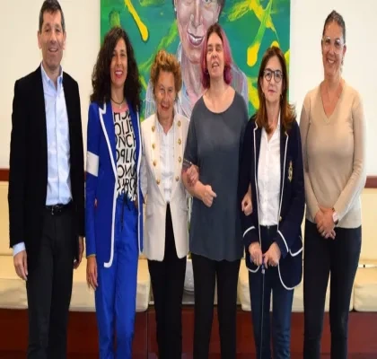 Foto de familia de la visita a la empresa entre las dos entidades
