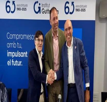 Los responsables del Comité Paralímpico Español y la Fundación Institut Guttmann dándose la mano
