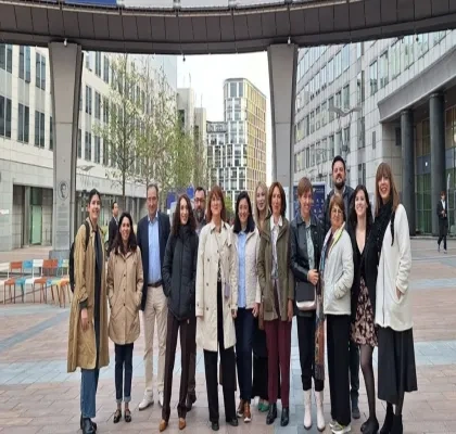 Foto de familia en el Parlamento Europeo en Bruselas tras la petición de crear un código para el Daño Cerebral Adquirido