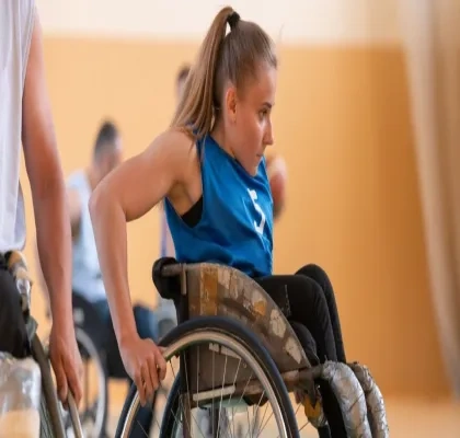 Una joven con discapacidad juega a baloncesto