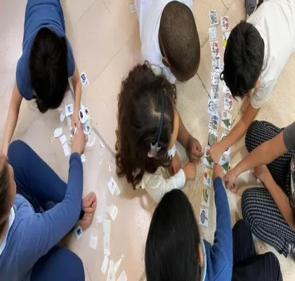 Siete niños jugando a cromos
