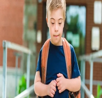 Un escolar con síndrome de Down a la salida del colegio