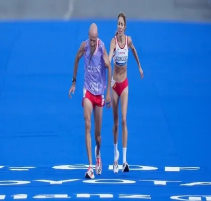 Elena Congost y su guía, Mia Carol, cerca de la meta durante la maratón paralímpica de París 2024