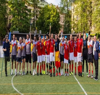 La selección recibiendo el trofeo