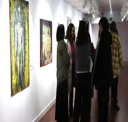 La exposición de Miguel Ángel siendo visitada por expectadores