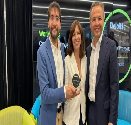 Carlos Rivera recogiendo el premio de las manos de los representantes de Deloitte