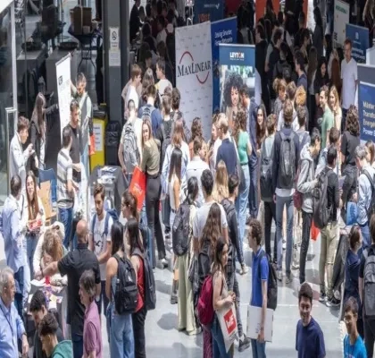 Alumnos universitarios, en una feria de empleo
