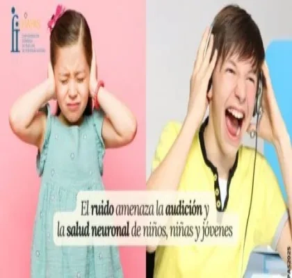 Imagen dividida: a la izquierda, una niña tapándose los oídos con expresión de incomodidad (fondo rosa); a la derecha, un niño con auriculares y sonrisa feliz (fondo azul). Texto central: "El ruido amenaza la audición y la salud neuronal de niños, niñas y jóvenes". Logo "FI" arriba a la izquierda y "2023" abajo a la derecha.