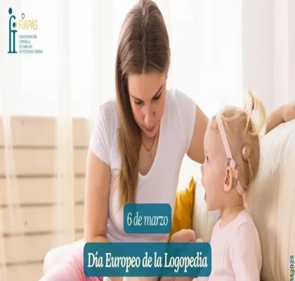 madre con su hija pequeña que lleva un bucle magnético por su discapacidad auditiva, se puede observar el logo de fiapas y el 6 de marzo día europeo de la logopedia