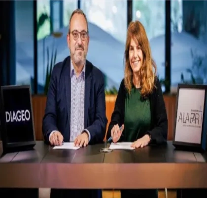 los dos representantes de las entidades firmando el documento de colaboración