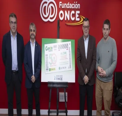 Los representantes de las entidades presentando el cuón en la sede de la Fundación ONCE