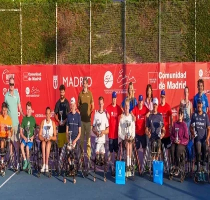 Foto de familia de la entrega de premios de un torneo de tenis en silla en Madrid