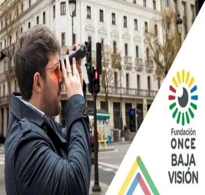 Cartel de la Fundación ONCE Baja Visión con el logo de la fundación a la derecha y un hombre en la calle mirando con prismáticos a la izquierda