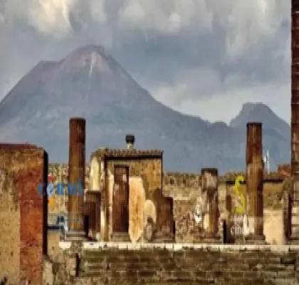 Unas ruinas históricas delante y unas montañas con nubes detrás, que son parte de la portada de la guía