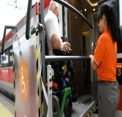 Un hombre en silla de ruedas accede al tren gracias al servicio