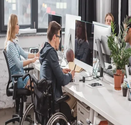 hombre con discapacidad en oficina