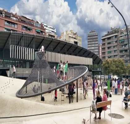 Un parque con niños jugando en él y sus padres sentados en el banco