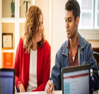 Dos personas conversan en una oficina