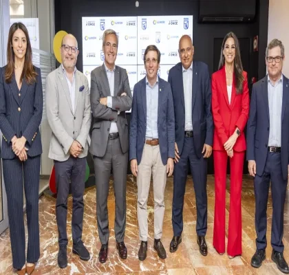 El alcalde de Madrid posando con la plana mayor de la empresa del Grupo ILUNION