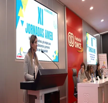 La gerente de ameb durante el acto. subida al estrado mientras hace un discurso