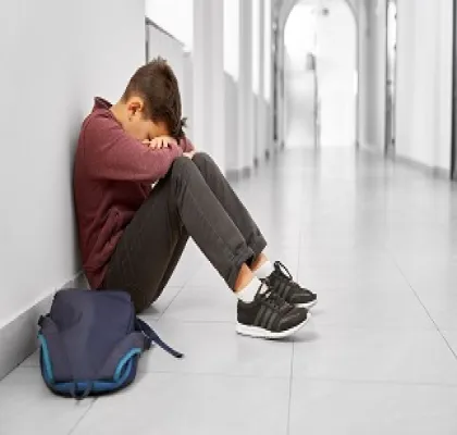Un jóven sentado en el suelo deprimido, en los pasillos de su colegio (Fuente: RECURRA-GINSO)
