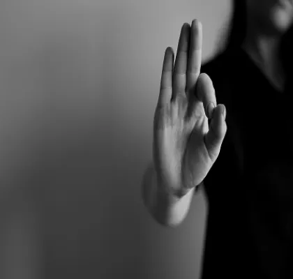 Una persona hablando con lengua de signos (Fuente: CNSE)