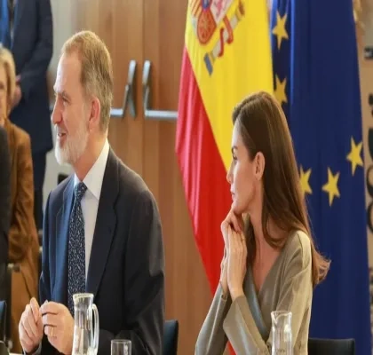 Los Reyes durante una reunión, con las banderas de España y de la Unión Europea de Fondo