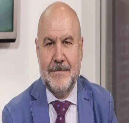 Luis Cayo Pérez Bueno posando para una foto trajeado