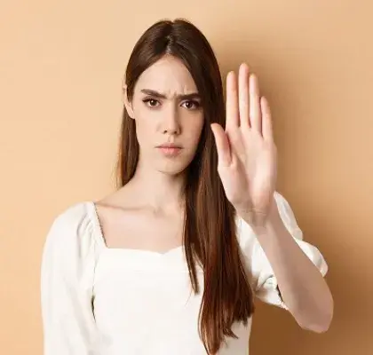 Una mujer sorda con señal de enfado (Fuente: Tododisca)