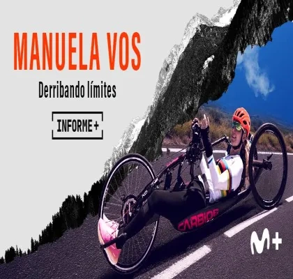 artel promocional del documental Manuela Vos: Derribando límites. En la parte izquierda aparece el título en letras grandes naranjas sobre fondo gris, acompañado del texto “Derribando límites” y un recuadro con la inscripción “INFORME+”. A la derecha, una persona practica ciclismo adaptado en una bicicleta de mano (handbike) sobre una carretera de montaña. El fondo combina una imagen en blanco y negro de montañas nevadas con un recorte en color del paisaje y la carretera. Logo de Movistar+