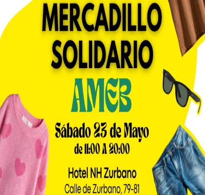 Cartel del Mercadillo Solidario AMEB sobre fondo amarillo. Incluye texto con la fecha sábado 23 de mayo, de 11:00 a 20:00, y el lugar: Hotel NH Zurbano, calle de Zurbano 79–81. Aparecen imágenes de ropa y complementos como un jersey rosa, un pantalón vaquero y unas gafas de sol.